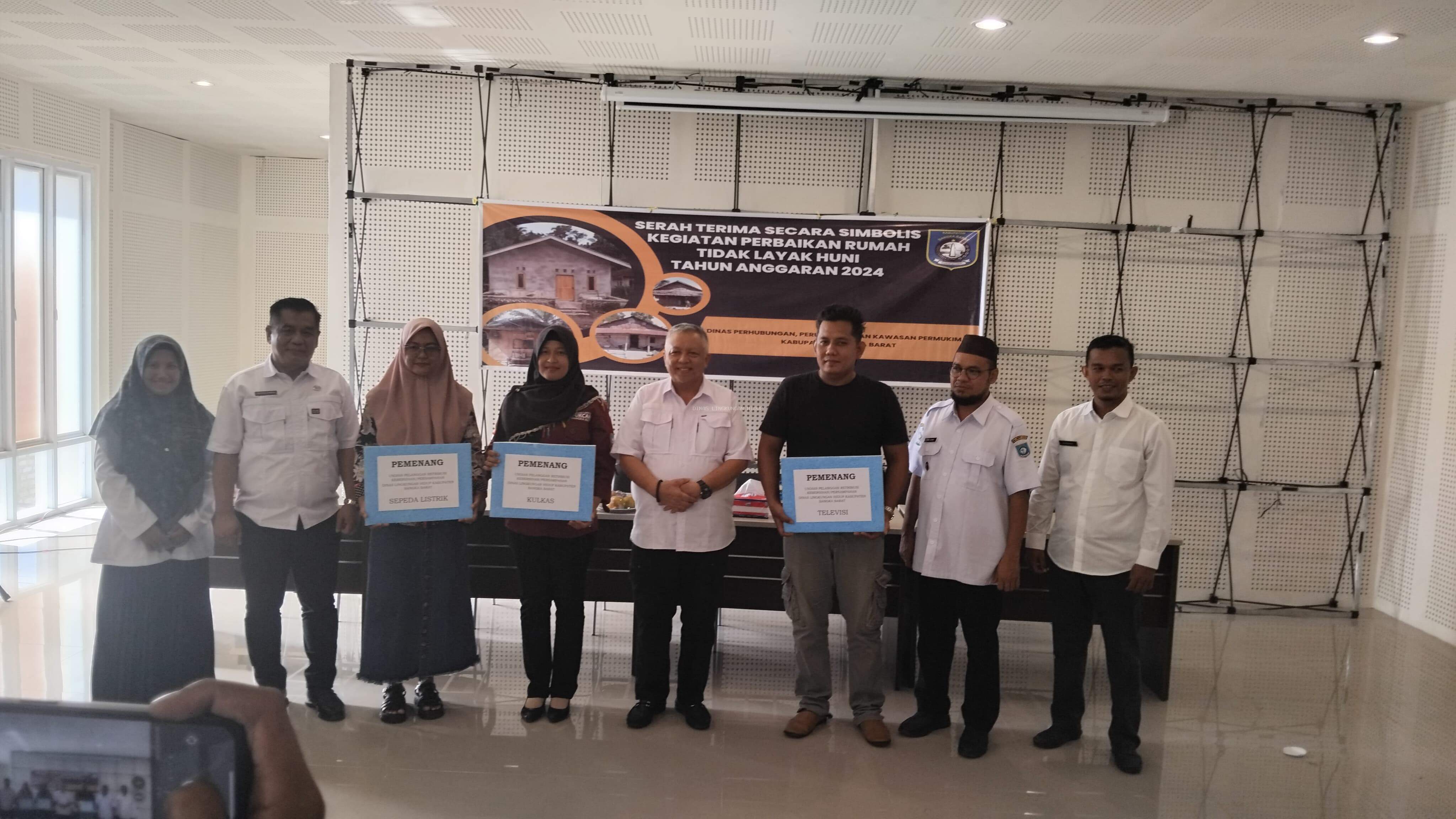 Penyerahan Hadiah Doorprize Retribusi Layanan Kebersihan  Pada HUT Kota Mentok ke 290